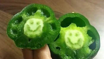 Lagi belah paprika, eh disenyumin. Foto: TrayToTheL / Via reddit.com