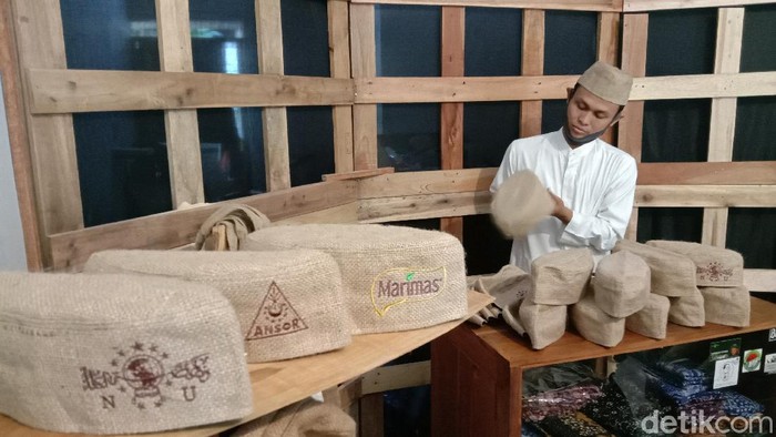Peci berbahan goni dari limbah pabrik di Kudus