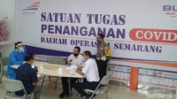Beberapa calon penumpang tampak bertanya ke customer service dan ke ruang satuan gugus tugas di stasiun tersebut.