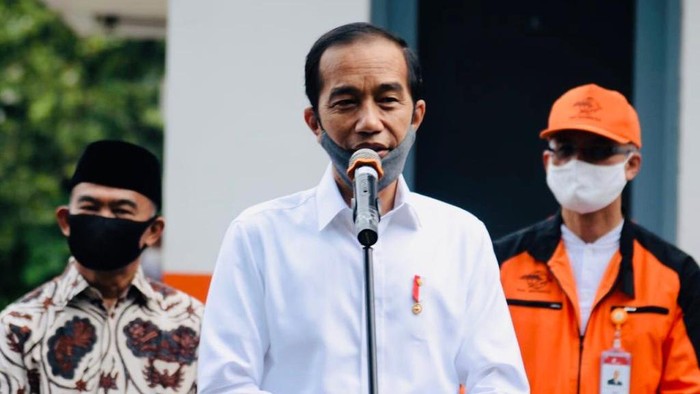 Presiden Joko Widodo (Jokowi) meninjau penyerahan bantuan tunai kepada sejumlah keluarga penerima manfaat yang digelar di Kantor Pos Jalan Ir. H. Juanda, Kota Bogor, pada Rabu, 13 Mei 2020. Bantuan tunai tersebut diberikan kepada masyarakat agar tetap memiliki daya beli di tengah pandemi Covid-19.