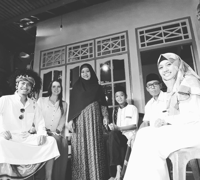  Keduanya menjalin hubungan asmara selama tiga tahun. Meskipun sempat menjalani hubungan jarak jauh antara Hamburg dan Lombok, baik Elan dan Jasmine bisa mempertahankan kisah cintanya hingga ke jenjang pernikahan. Foto: dok. Instagram @elan.zack