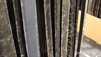 Barang-barang yang dipenuhi jamur rata-rata berbahan kulit. Foto: Nex Nezeum via Bored Panda