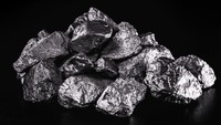 Kondyor Massif dijuluki sebagai Treasure Mountain alias Pegunungan Harta Karun. Beberapa jenis logam berharga seperti emas, perak hingga plutonium ditemukan di sini. (Getty Images/iStockphoto/RHJ)