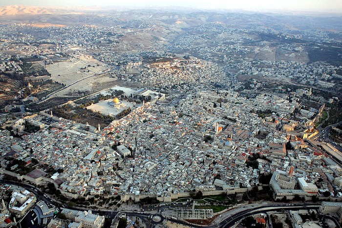 Terbang di langit Palestina, terlihat jelas kompleks suci yang disebut Al Haram Asy-Syarif. Di tempat tersebut terdapat dua tempat suci yang penamaannya sering tertukar: Masjid Al Aqsa dan Kubah Shakhrakh atau Dome of Rock.