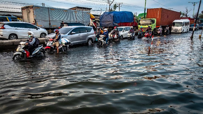 BANJIR ROB DI JALUR PANTURA DEMAK Kendaraan bermotor menembus jalan raya pantura Demak KM 8 ruas Demak-Semarang yang terendam limpasan air laut ke daratan (rob) di Demak, Jawa Tengah, Rabu (13/5/2020). Banjir rob yang melimpas ke jalur utama pantura Demak setinggi sekitar 15-40 sentimeter itu menyebabkan kemacetan lalu lintas sepanjang sekitar 7,5 kilometer dari arah Kabupaten Demak menuju Kota Semarang dan sepanjang sekitar satu kilometer dari arah Kota Semarang menuju Kabupaten Demak. ANTARA FOTO/Aji Styawan/foc.