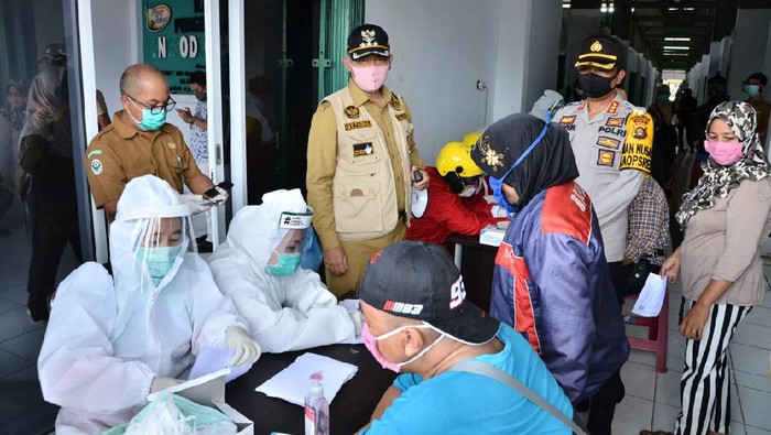 Wali Kota Jambi mengecek rapid test yang dilakukan ke pedagang pasar tradisional