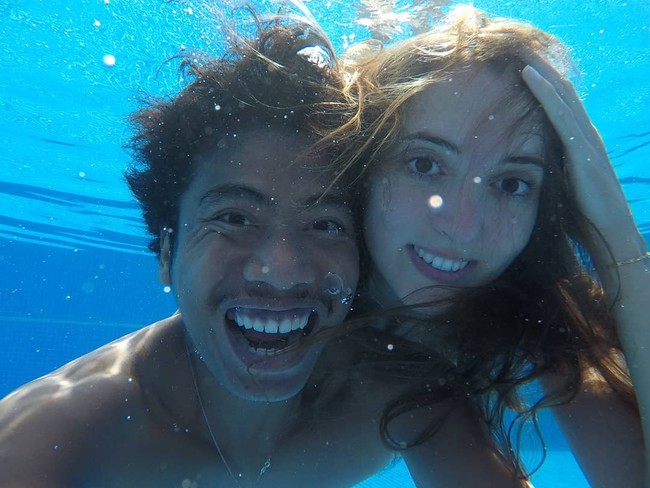 Keduanya pertama kali bertemu saat Jasmine tengah berlibur ke Lombok bersama teman-temannya, dan melihat Elon bernyanyi di cafe. Pada wawancara dengan Hitam Putih Trans7, pria yang merupakan musisi lokal ini mengaku jatuh cinta pada Jasmine pada pandangan pertama.  Foto: dok. Instagram @elan.zack