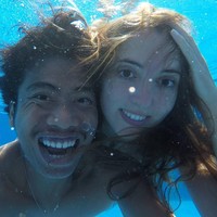 Keduanya pertama kali bertemu saat Jasmine tengah berlibur ke Lombok bersama teman-temannya, dan melihat Elon bernyanyi di cafe. Pada wawancara dengan Hitam Putih Trans7, pria yang merupakan musisi lokal ini mengaku jatuh cinta pada Jasmine pada pandangan pertama.  Foto: dok. Instagram @elan.zack