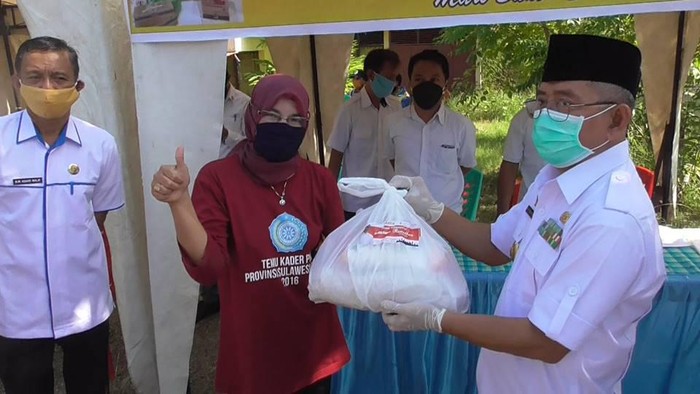 Gubernur Sulbar, Ali Baal Masdar membagikan sembako kepada warga di Desa Batulaya.