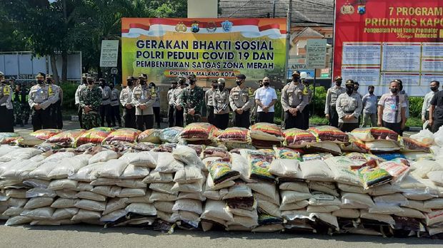 Polri-TNI Kota Malang Bagikan Sembako Untuk Warga/