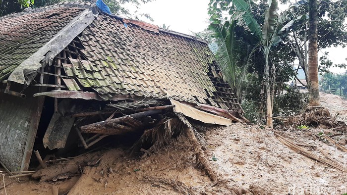 Begini Dahsyatnya Longsor di Leuwisadeng Bogor Longsor menerjang Desa Wangun Jaya, Kecamatan Leuwisadeng, Kabupaten Bogor. Sebanyak 14 rumah rusak dan 1 orang dikabarkan meninggal akibat bencana tersebut.