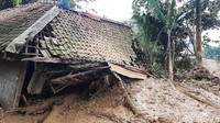 Sebuah rumah nyaris ambruk diterjang longsor.