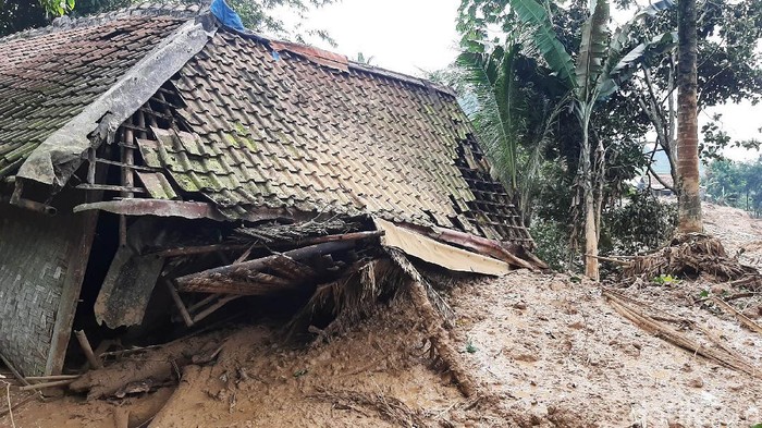 Longsor menerjang Desa Wangun Jaya, Kecamatan Leuwisadeng, Kabupaten Bogor. Sebanyak 14 rumah rusak dan 1 orang dikabarkan meninggal akibat bencana tersebut.