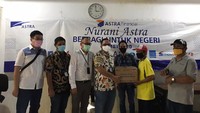 Kepala Wilayah DKI 2 TAF Argha Fachsa menyerahkan sembako Kepada Ketua RW 03 Gandaria Utara Sartono sebagai bentuk pelaksanaan corporate social responsibility Astra Financial. Istimewa