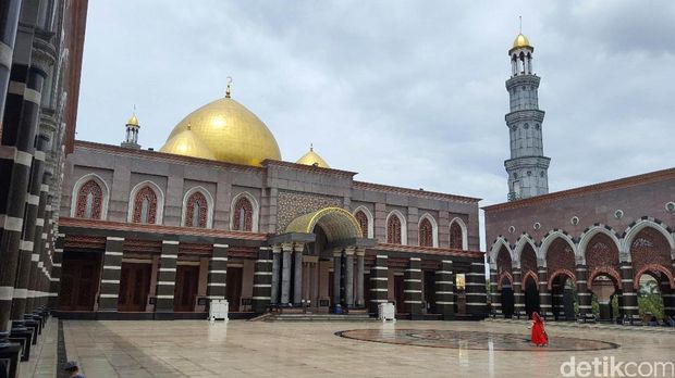 Masjid-masjid dibangun megah di berbagai negara. Meski arsitekturnya beda, namun ada sejumlah masjid yang memiliki kesamaan kubah yang berwarna emas.