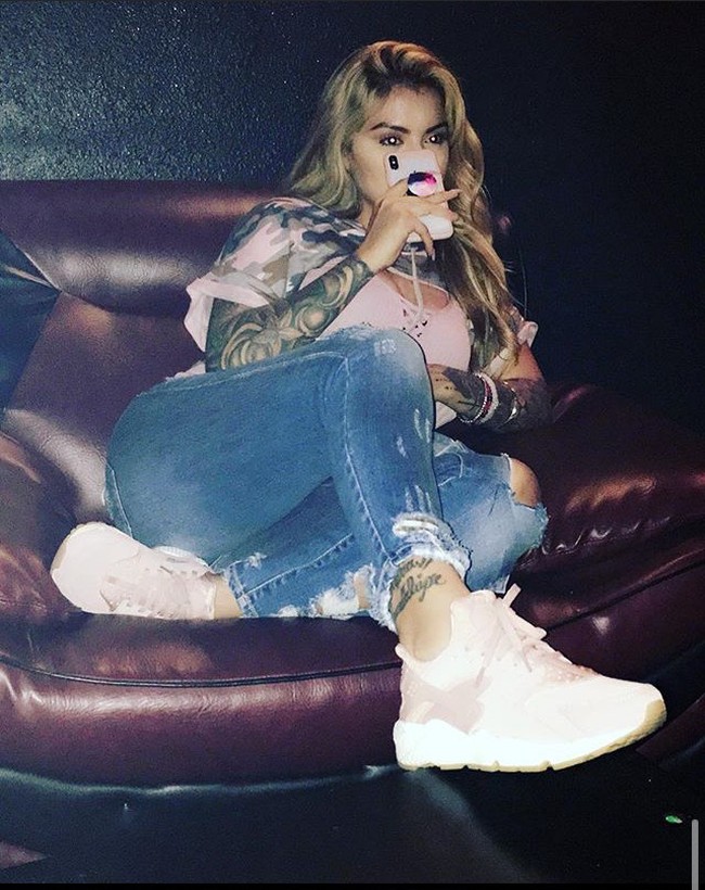 Bosan karena rekan kerja selalu bergosip tentangnya, Stephanie pun memutuskan berhenti. Wanita berusia 29 tahun ini mencoba megejar karier di bidang perhotelan. Namun ternyata, daya tariknya yang punya wajah cantik menjadi kutukan lagi. Foto: Instagram