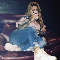 Bosan karena rekan kerja selalu bergosip tentangnya, Stephanie pun memutuskan berhenti. Wanita berusia 29 tahun ini mencoba megejar karier di bidang perhotelan. Namun ternyata, daya tariknya yang punya wajah cantik menjadi kutukan lagi. Foto: Instagram