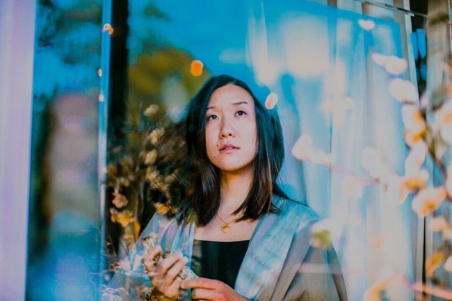 Fotografer Caroline White mengabadikan momen saat lockdown. Dari balik jendela apartemen, beginilah ekspresi orang-orang di tengah pandemi.  Foto: dok. Caroline White Photography