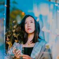 Fotografer Caroline White mengabadikan momen saat lockdown. Dari balik jendela apartemen, beginilah ekspresi orang-orang di tengah pandemi.  Foto: dok. Caroline White Photography