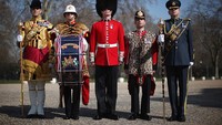 Seragam pasukan saat persiapan seremoni ulang tahun Ratu Elizabeth, di London, (21/3/2012). Dan Kitwood/Getty Images.