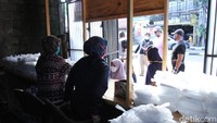 Setelah antrean terasa penuh, paket nasi murah pun langsung dijual kepada warga. Sebelum sampai ke loket, warga diwajibkan mencuci tangan sebagi protokol kesehatan wajib yang diimbau oleh panitia.