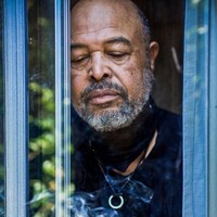 Beragam ekspresi orang diabadikan oleh Caroline. Banyak wajah-wajah yang tertangkap kamera terlihat gusar, bosan dan merana karena isolasi diri di dalam rumah.  Foto: dok. Caroline White Photography