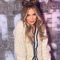 Jennifer Lopez mengaku pernah memiliki fans fanatik yang terlalu terobsesi untuk hidup dengan dirinya. Fansnya tersebut menguntit Jennifer, sampai pernah menelepon ibu dari Jennifer Lopez agar sang fans dapat bertemu dengan Jennifer. Tak sampai di situ, fans yang diketahui bernama John Dubis itu juga entah bagaimana bisa menghindari pengawal dan masuk ke kolam renang rumah Jennifer serta mengambi beberapa foto ketika berada di sana. Foto: Instagram @jlo