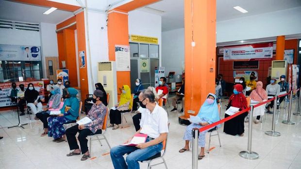 Penyerahan bantuan tunai kepada sejumlah keluarga penerima manfaat yang digelar di Kantor Pos Jalan Ir. H. Juanda, Kota Bogor, pada Rabu, 13 Mei 2020.