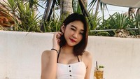  Posenya selalu cantik saat setiap kali bergaya dengan makanan ataupun minuman yang ia pesan. Seperti yang terlihat pada foto ini. Foto: Instagram @c.eendy