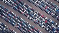 Mobil-mobil baru terparkir di dermaga dekat Immingham, Grimsby, Inggris pada (05/05/20200. Penjualan mobil baru di Inggris terjun bebas, turun 97 persen dibanding April 2019. Penurunan penjualan ini merupakan yang terendah sejak berakhirnya Perang Dunia II.