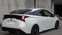 Sedangkan, pada bagian belakang. Buritan Prius nampak lebih sederhana, dengan reflektor hitam memanjang ditambah difusser dan bumper yang terinspirasi dari Portofino. Foto: caesar.jp.en