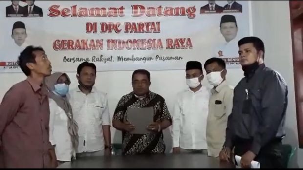 Anggota DPRD Pasaman yang ribut dengan petugas PSBB meminta maaf. Ketua DPD Gerindra Sumbar, Ade Rosiade, mengatakan Martias dihukum memberi 2.000 paket sembako dan 5.000 masker (dok. Istimewa)