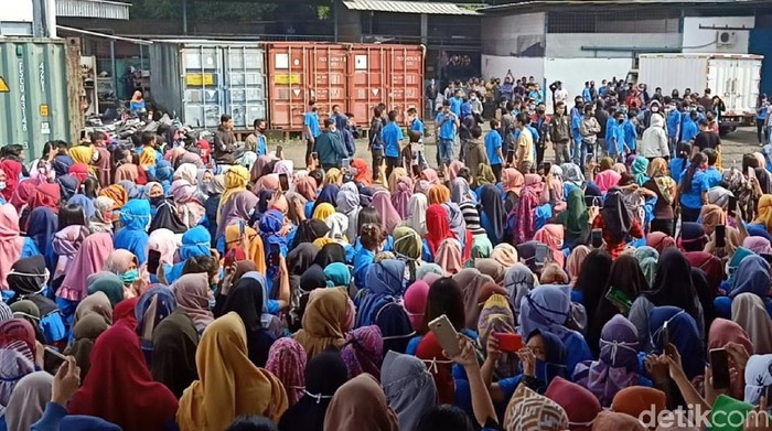 Demo buruh garmen sukabumi tolak thr dicicil