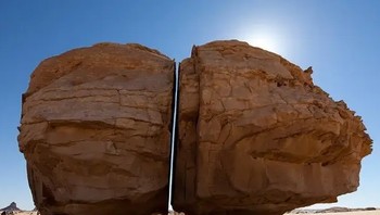 Batu ini secara lurus terbelah bagaikan sengaja dipotong. Foto: poppzE / Via reddit.com