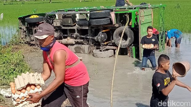 Truk pengangkut telur terguling di Klaten