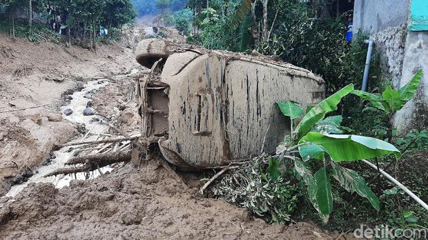 Longsor menerjang Desa Wangun Jaya, Kecamatan Leuwisadeng, Kabupaten Bogor. Sebanyak 14 rumah rusak dan 1 orang dikabarkan meninggal akibat bencana tersebut.