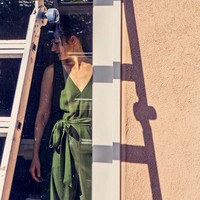 Foto-foto candidnya tersebut juga sebagai portfolionya. Karena sejumlah orang kini mulai banyak yang menyewanya kembali untuk melakukan pemotretan dari balik jendela. Caroline mengungkapkan bahwa ia sangat merasakan imbas dari Corona, sehingga dibutuhkan kreatifitas untuk memulihkan finansialnya.  Foto: dok. Caroline White Photography