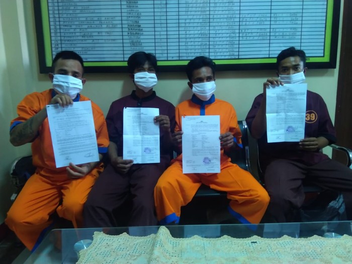Empat pemuda ditangkap karena diduga jadi provokator aksi blokir jalan di Dompu, NTB.
