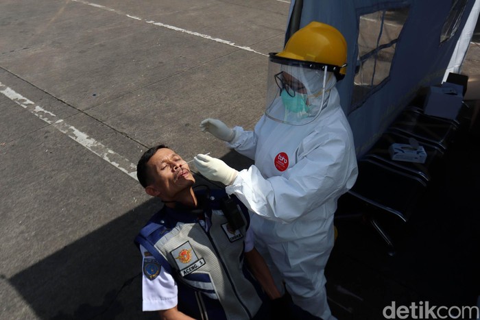 Tes swab terus digalakkan untuk mendeteksi virus Corona (COVID-19). Begini tahapan tes swab COVID-19 di Terminal Cicaheum, Kota Bandung, Rabu (13/5).