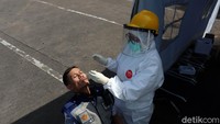 Dinkes dan Dishub Kota Bandung menggelar tes swab COVID-19 di Terminal Cicaheum. Tes swab tes digelar untuk masyarakat umum di kawasan terminal.
