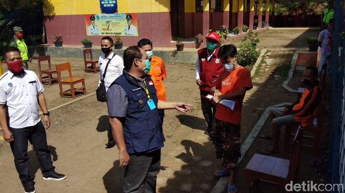Bupati Pangandaran melepas pemudik yang diisolasi ke keluarganya