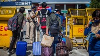 Antrian panjang calon pemudik di luar stasiun kereta di New Delhi, India (12/5/2020). Calon pemudik harus tiba 90 menit sebelum keberangkatan kereta. Waktu tersebut untuk proses screening calon penumpang terkait COVID-19.