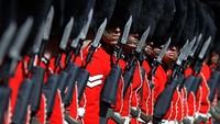Prajurit Welsh Guard saat menyambut kedatangan Presiden UEA, Sheikh Khalifa bin Zayed Al Nahyan idi Kastil Windsor, Inggris (30/4/2013). Ben Stansall - WPA Pool/Getty Images.