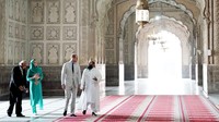 Masjid Badshahi pun kerap jadi destinasi kunjungan sejumlah tokoh terkenal, mulai dari anggota kerajaan Inggris, yakni Duke dan Duchess of Cambridge Pangeran William dan Kate Middleton, hingga Presiden ke-1 RI yakni Soekarno pada tahun 1950 silam. Owen Humphreys - Pool/Getty Images.  
