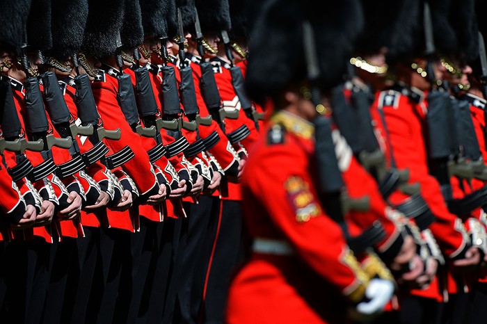 Pengawal Welsh, bagian dari Divisi Pengawal, adalah salah satu resimen Pengawal Kaki dari Tentara Inggris. Yuk lihat foto-foto tentara pengawal Kerajaan Inggris yang gagah itu.