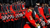 Seragam Welsh Guard terdapat beberapa macam namun yang cukup ikonik yakni yang berbaju merah dengan topi bulat panjang dengan bahan bulu warna hitam.