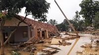 Sedikitnya, ada 14 rumah warga yang rusak berat setelah diterjang longsor. Beberapa rumah diantaranya bahkan tertimbun tanah.