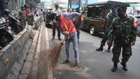 Warga yang kedapatan tak memakai masker langsung didata petugas Satpol PP, lalu diberikan masker kain gratis. Apabila pelanggar tidak memiliki kartu tanda penduduk, mereka akan mengenakan rompi oranye bertuliskan Pelanggar PSBB dan melakukan kerja sosial membersihkan sampah di trotoar jalan raya.