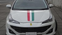 Guna mempercantik tampilan Toyota Prius, body kit buatan Albermo ini makin menambah kesan agresif. Foto: caesar.jp.en