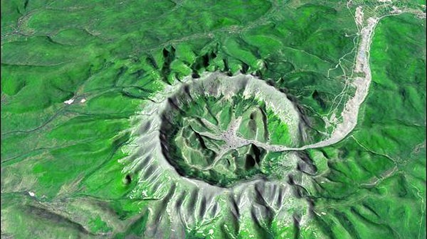 Begini gambar citra Kondyor Massif dilihat dari Google Earth. Kondyor Massif memiliki ukuran tinggi 609 meter dengan lebar mencapai 8 kilometer. (Google Earth) Begini gambar citra Kondyor Massif dilihat dari Google Earth. Kondyor Massif memiliki ukuran tinggi 609 meter dengan lebar mencapai 8 kilometer. (Google Earth)